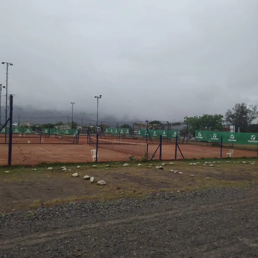 Cancha de polvo de ladrillo de Portal Tenis lista para la clase de tenis
