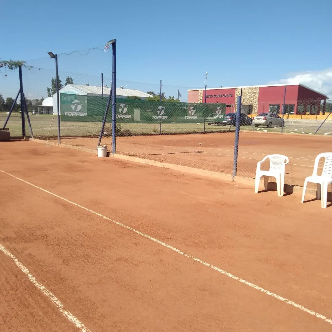 Vista de las canchas de Portal Tenis junto al edificio del Aeroclub Salta